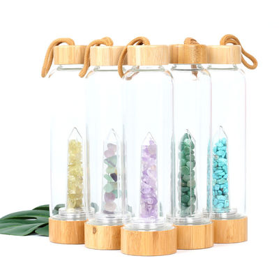 Runde Glaswasser-Flasche mit natürlichem Kristalledelstein-Mitte-Elixier-Kristall-Punkt fournisseur