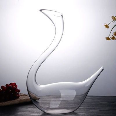 Glasdekantiergefäß-handgemachter bleifreier materieller Kristallschwan des wein-1800ml geformt fournisseur